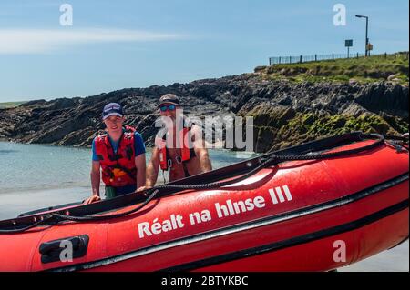 Inchydoney, West Cork, Irlande. 28 mai 2020. Le canot de sauvetage Inchydoney 'Réalt na hlnse III' atterrit cet après-midi à la plage d'Inchydoney pour patrouiller la plage après l'incident d'hier où quatre nageurs mâles ont eu du mal à la plage. Le canot de sauvetage, qui est aujourd'hui fait par l'équipe bénévole de son père et fils Tom et Grattan Neville, est un organisme de bienfaisance enregistré. Il fonctionne de juin à septembre. Le canot de sauvetage sera en patrouille ce week-end de vacances sur la rive, car des milliers de personnes devraient affluer vers les plages de haut en bas du pays pendant le temps chaud prévu. Crédit : AG News/Alay Live News Banque D'Images