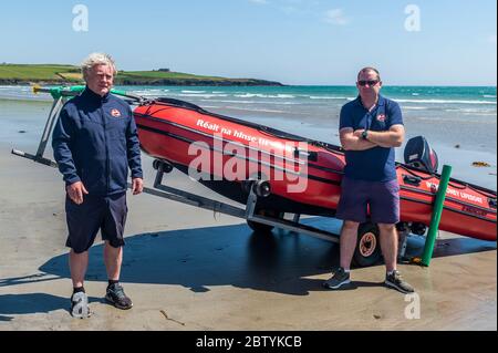 Inchydoney, West Cork, Irlande. 28 mai 2020. Le canot de sauvetage Inchydoney 'Réalt na hlnse III' se lance cet après-midi à la plage d'Inchydoney pour patrouiller la plage après l'incident d'hier où quatre nageurs mâles ont eu du mal à la plage. Le canot de sauvetage, qui est un organisme de bienfaisance enregistré et qui est un crewed par des bénévoles, est exploité de juin à septembre. Le canot de sauvetage sera en patrouille ce week-end de vacances sur la rive, car des milliers de personnes devraient affluer vers les plages de haut en bas du pays pendant le temps chaud prévu. Sur la photo avec le canot de sauvetage se trouvent Val Lynch, président de l'Inchydoney Inshore Banque D'Images