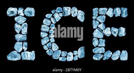 Glace mot faite de cubes de glace bleus écrasés sur fond noir isolé de près, lettres froides glacées, pièces d'iceberg, cristaux gelés, glace brillante icecube Banque D'Images