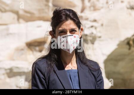 Roma, Italie. 28 mai 2020. Maire de Rome Virginia Raggi lors de la conférence de presse devant la fontaine de Trevi à Rome pour présenter un nouveau service de partage pour segways (photo de Matteo Nardone/Pacific Press/Sipa USA) crédit: SIPA USA/Alay Live News Banque D'Images