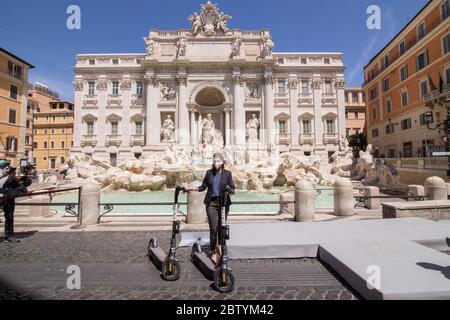Roma, Italie. 28 mai 2020. Maire de Rome Virginia Raggi lors de la conférence de presse devant la fontaine de Trevi à Rome pour présenter un nouveau service de partage pour segways (photo de Matteo Nardone/Pacific Press/Sipa USA) crédit: SIPA USA/Alay Live News Banque D'Images
