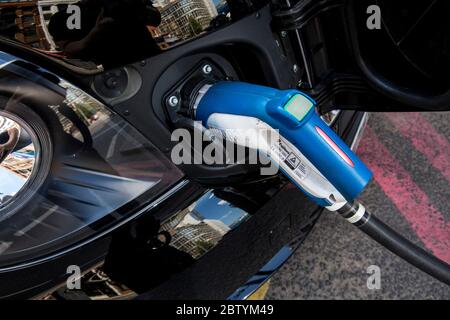 Un point de charge électrique sur Blackfriars Road. Banque D'Images