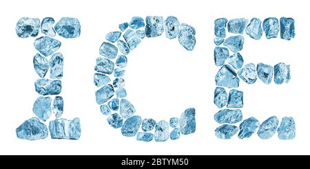 Glace mot faite de cubes de glace bleus écrasés sur fond blanc isolé de près, lettres froides glacées, pièces d'iceberg, cristaux gelés, glace brillante icecube Banque D'Images