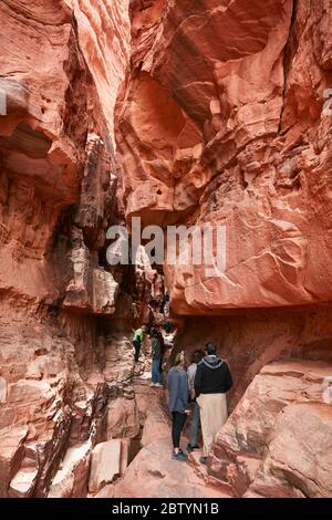 Randonneurs dans la gorge de Khazali, désert de Wadi Rum, Aqaba, Jordanie Banque D'Images