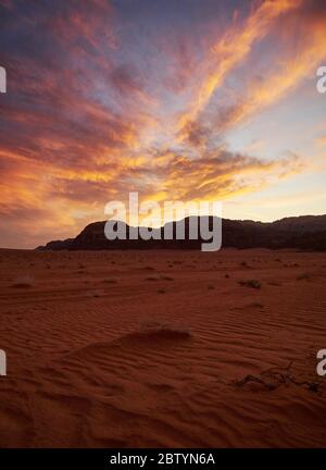 Coucher de soleil dans le désert de Wadi Rum, Aqaba, Jordanie Banque D'Images