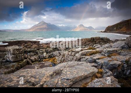 Formations rocheuses à Elgol Bay sur fond de Black Cullins, Highlands, île de Skye, Écosse Banque D'Images