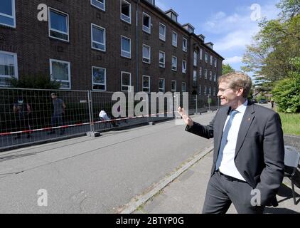 28 mai 2020, Schleswig-Holstein, Neumünster: Daniel Günther (CDU), Premier ministre du Schleswig-Holstein, marche à travers le terrain du Bureau d'Etat pour les Affaires étrangères. Au cours de la visite, il a annoncé le nouveau nom de l'autorité. À l'avenir, il sera appelé « Bureau de l'immigration et des réfugiés ». Photo: Carsten Rehder/dpa Banque D'Images