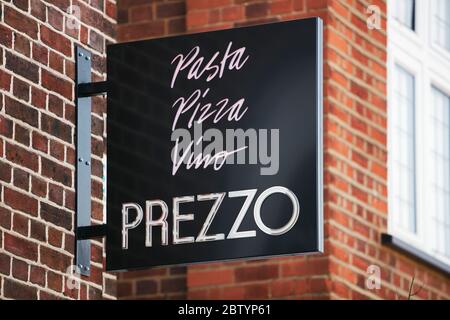 Panneau pour le restaurant Prezzo sur la High Street à Beaconsfield, Buckinghamshire, Angleterre, Royaume-Uni Banque D'Images