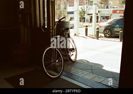 Vélo dans une entrée de magasin avec ombres intérieures et détails extérieurs, Chapala, Mexique Banque D'Images