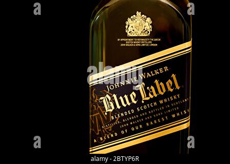 Bouteille Johnnie Walker Blue Label sur fond noir montrant uniquement l'étiquette Banque D'Images