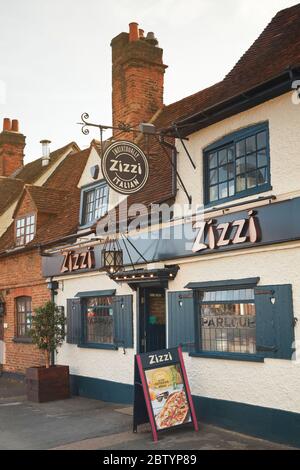 Rangée de restaurants dans la vieille ville de Beaconsfield, Buckinghamshire, Angleterre, Royaume-Uni Banque D'Images