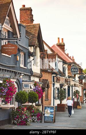 Rangée de restaurants dans la vieille ville de Beaconsfield, Buckinghamshire, Angleterre, Royaume-Uni Banque D'Images