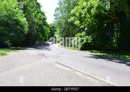 Une route de campagne dans un après-midi chaud à Horley, Surrey. Banque D'Images