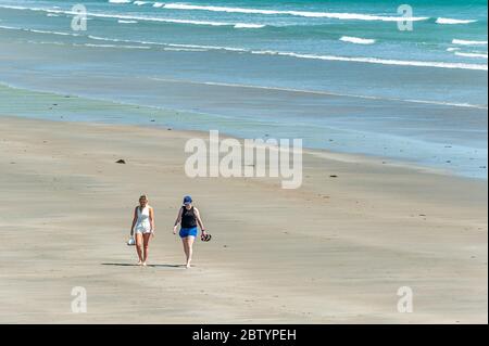 Inchydoney, West Cork, Irlande. 28 mai 2020. Les gens se sont enfermés aujourd'hui à la plage d'Inchydoney, lors d'une journée de soleil et de vents forts. Le temps devrait se réchauffer pendant le week-end des fêtes de fin de semaine, et les températures devraient atteindre les 20° de lundi. Crédit : AG News/Alay Live News Banque D'Images