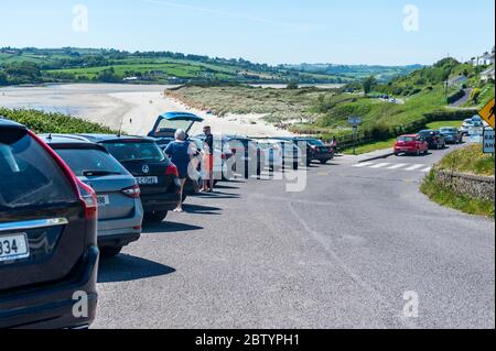 Inchydoney, West Cork, Irlande. 28 mai 2020. Les gens se sont enfermés aujourd'hui à la plage d'Inchydoney, lors d'une journée de soleil et de vents forts. Le temps devrait se réchauffer pendant le week-end des fêtes de fin de semaine, et les températures devraient atteindre les 20° de lundi. Crédit : AG News/Alay Live News Banque D'Images