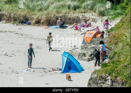 Inchydoney, West Cork, Irlande. 28 mai 2020. Les gens se sont enfermés aujourd'hui à la plage d'Inchydoney, lors d'une journée de soleil et de vents forts. Le temps devrait se réchauffer pendant le week-end des fêtes de fin de semaine, et les températures devraient atteindre les 20° de lundi. Crédit : AG News/Alay Live News Banque D'Images