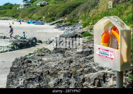 Inchydoney, West Cork, Irlande. 28 mai 2020. Les gens se sont enfermés aujourd'hui à la plage d'Inchydoney, lors d'une journée de soleil et de vents forts. Le temps devrait se réchauffer pendant le week-end des fêtes de fin de semaine, et les températures devraient atteindre les 20° de lundi. Crédit : AG News/Alay Live News Banque D'Images