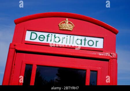 panneau défibrillateur sur l'ancienne boîte téléphonique rouge britannique Banque D'Images