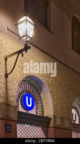Francfort-sur-le-main, Allemagne, 15 2020 février : métro de Francfort dans le centre-ville. Vue sur le symbole U bleu illuminé au milieu des bâtiments historiques. Banque D'Images
