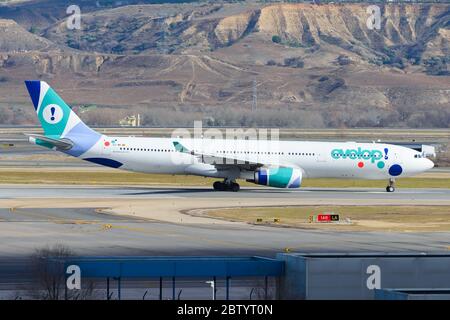 EVdévelopper Airlines Airbus A330 au départ de l'aéroport de Madrid Barajas en Espagne. AVION A330-300 EC-LXA. Compagnie aérienne espagnole à bas prix. Banque D'Images