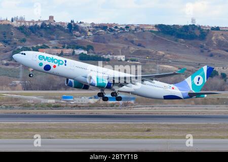 EVdévelopper Airlines Airbus A330 au départ de l'aéroport de Madrid Barajas en Espagne. Décollage de l'avion A330-300 EC-LXA. Banque D'Images