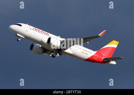Iberia Airlines Airbus A320 NEO quitte l'aéroport de Madrid Barajas en Espagne, devant des nuages sombres et tourstueux. Avion A320neo EC-MXY volant. Banque D'Images