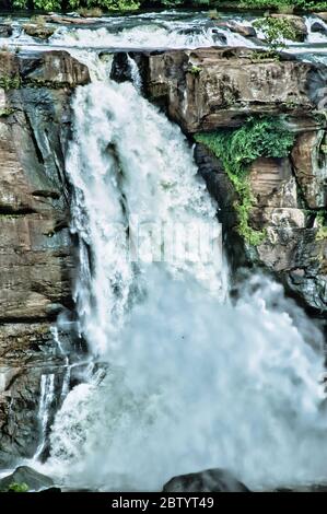 La beauté de l'eau d'Athirappilly chute une vue artistique Banque D'Images