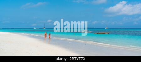 Nungwi Beach, Zanzibar-Tanzanie, 12 février 2020 : les gens à la plage tropicale blanche de Zanzibar. Tanzanie. Afrique de l'est, espace de copie pour t Banque D'Images