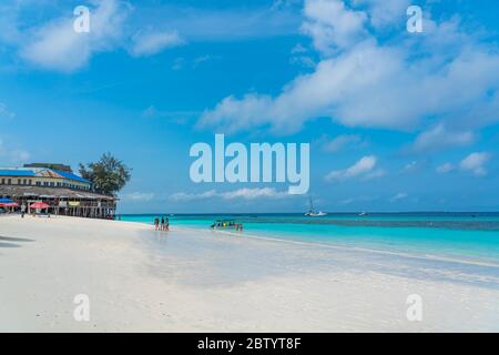 Nungwi Beach, Zanzibar-Tanzanie, 12 février 2020 : les gens à la plage tropicale blanche de Zanzibar. Tanzanie. Afrique de l'est, espace de copie pour t Banque D'Images