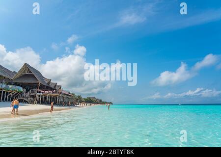 Nungwi Beach, Zanzibar-Tanzanie, 12 février 2020 : les gens à la plage tropicale blanche de Zanzibar. Tanzanie. Afrique de l'est, espace de copie pour t Banque D'Images