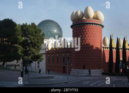 Torre Galatea surmonté d'œufs géants conçus par l'artiste surréaliste espagnol Salvador Dalí (1984) dans le cadre du Théâtre et musée Salvador Dalí de Figueres, Catalogne, Espagne. Le dôme géodésique, situé au-dessus de la salle principale du musée, conçu par l'architecte espagnol Emilio Pérez Piñero (1969-1971), est vu en arrière-plan. Banque D'Images