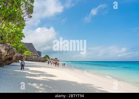 Nungwi Beach, Zanzibar-Tanzanie, 12 février 2020 : les gens à la plage tropicale blanche de Zanzibar. Tanzanie. Afrique de l'est, espace de copie pour t Banque D'Images