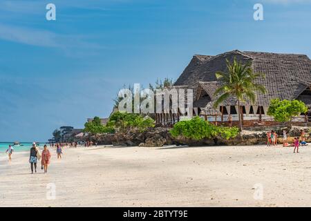 Nungwi Beach, Zanzibar-Tanzanie, 12 février 2020 : les gens à la plage tropicale blanche de Zanzibar. Tanzanie. Afrique de l'est, espace de copie pour t Banque D'Images