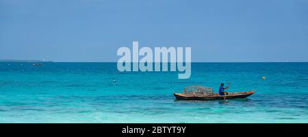 Nungwi Beach, Zanzibar-Tanzanie, 12 février 2020 : les gens à la plage tropicale blanche de Zanzibar. Tanzanie. Afrique de l'est, espace de copie pour t Banque D'Images