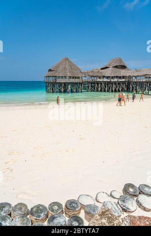 Nungwi Beach, Zanzibar-Tanzanie, 12 février 2020 : les gens à la plage tropicale blanche de Zanzibar. Tanzanie. Afrique de l'est, espace de copie pour t Banque D'Images