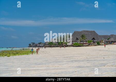 Nungwi Beach, Zanzibar-Tanzanie, 12 février 2020 : les gens à la plage tropicale blanche de Zanzibar. Tanzanie. Afrique de l'est, espace de copie pour t Banque D'Images