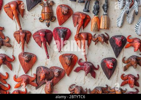 Zanzibar, Tanzanie - 13 février 2020 : aimants souvenir au marché de la rue de Nungwi, île de Zanzibar, Tanzanie, Afrique de l'est, gros plan Banque D'Images