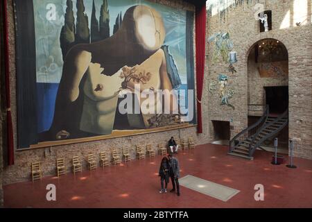 Les visiteurs séjournent à côté de la tombe non marquée du peintre surréaliste espagnol Salvador Dalí dans la salle principale du théâtre et musée Salvador Dalí à Figueres, Catalogne, Espagne. L'immense toile de fond conçue par Salvador Dalí pour le ballet Labyrinth (1941) est vue en arrière-plan. Banque D'Images
