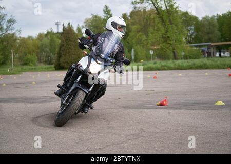 Les motocyclistes passent par des cônes. Exervice pour débutants et expérimentés. Formation libre de compétences comme gymkhana pour tous les gens. Banque D'Images