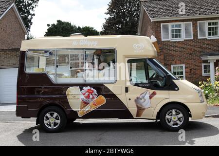 Murs MR Whippy Ice Cream Van sur une rue urbaine au soleil, été 2020 Banque D'Images