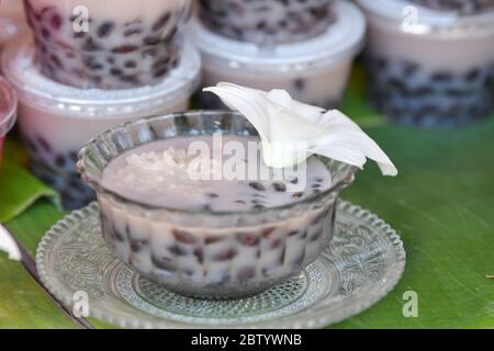 Riz collant et haricots noirs dans le lait de coco, dessert traditionnel thaïlandais. Banque D'Images