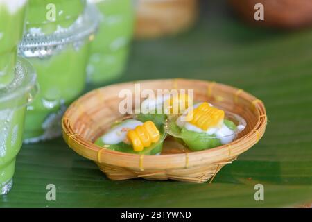 Lait de coco et maïs doux. Dessert traditionnel thaïlandais. Banque D'Images