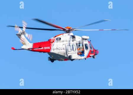 Portland, Dorset, Royaume-Uni. 28 mai 2020. L'hélicoptère Coastguard qui a fouisé le littoral de l'île de Portland à Dorset, où Oscar Montgomery, âgé de 17 ans, a disparu en plongée libre dans la mer à Church Ope Cove. Crédit photo : Graham Hunt/Alay Live News Banque D'Images