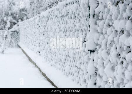 Clôture de chaînette recouverte de neige en Basse-Bavière en Allemagne Banque D'Images