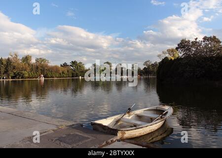 Vue sur le lac de Chapultepec Parc, partie II, Mexico Banque D'Images