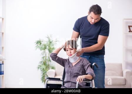 Femme et mari handicapés à la maison Banque D'Images