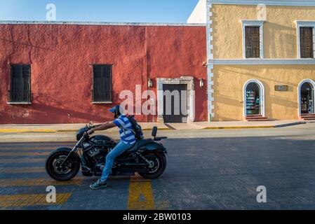 Homme à moto sur la place principale, Valladolid, Yucatan, Mexique Banque D'Images