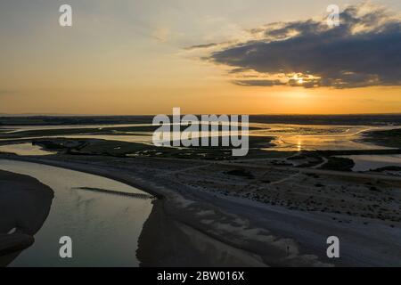 Photo aérienne du magnifique coucher de soleil sur la réserve naturelle de Pagham avec les couleurs se reflétant au large du lac. Banque D'Images