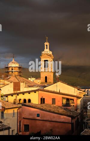 Toits de Foligno pris au soleil, mais mis contre le ciel orageux avec un arc-en-ciel. Ombrie, Italie Banque D'Images