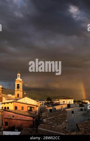 Toits de Foligno pris au soleil, mais mis contre le ciel orageux avec un arc-en-ciel. Ombrie, Italie Banque D'Images